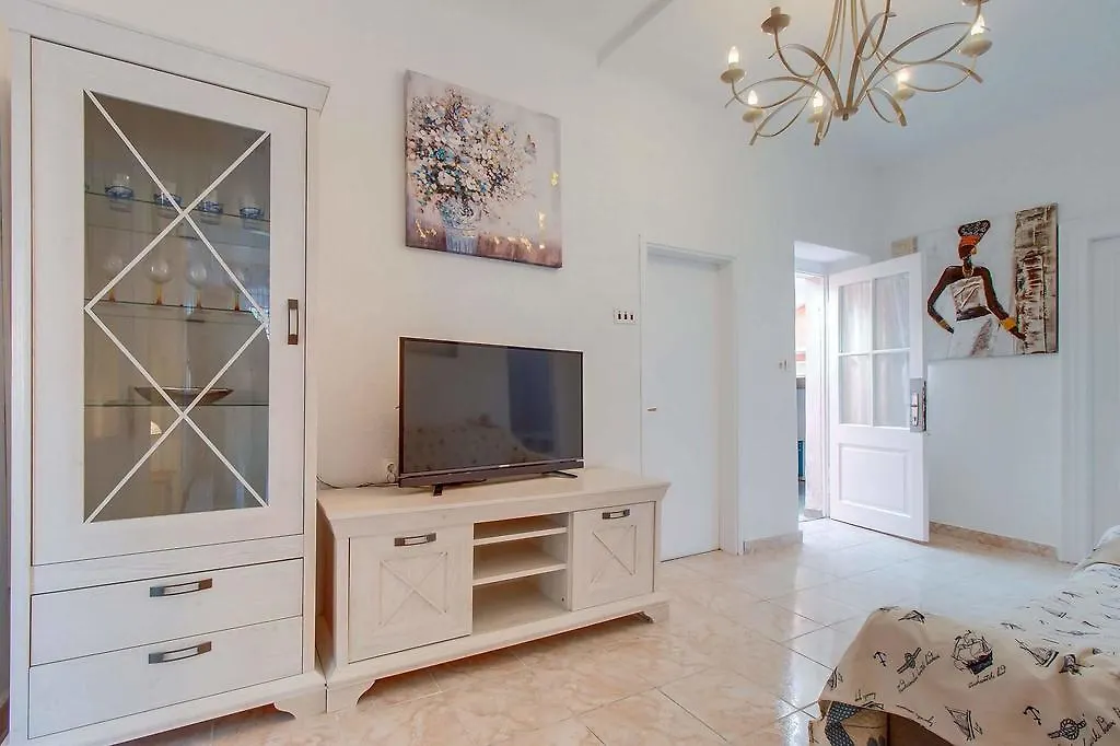 Narcis Central Apartment With Sea & City Views